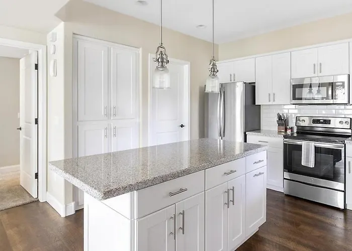 Apartment Landing Modern With Amazing Amenities *